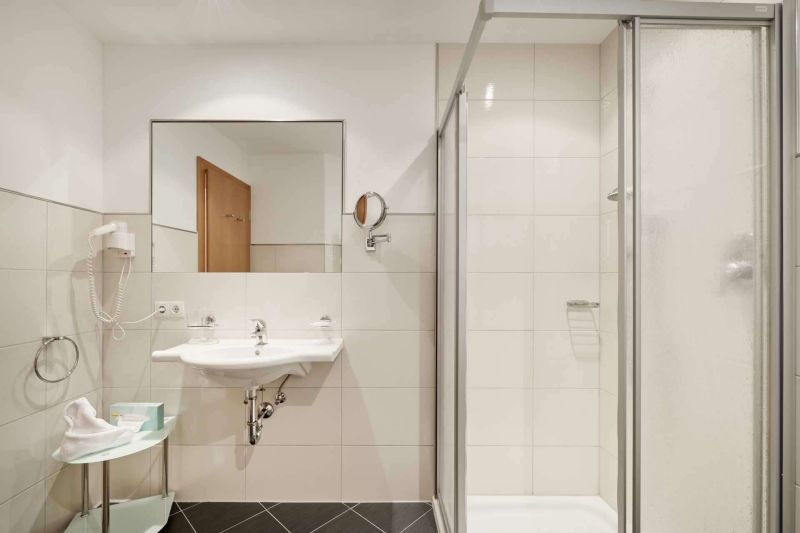 Badezimmer mit Dusche und WC Apartment Typ G2