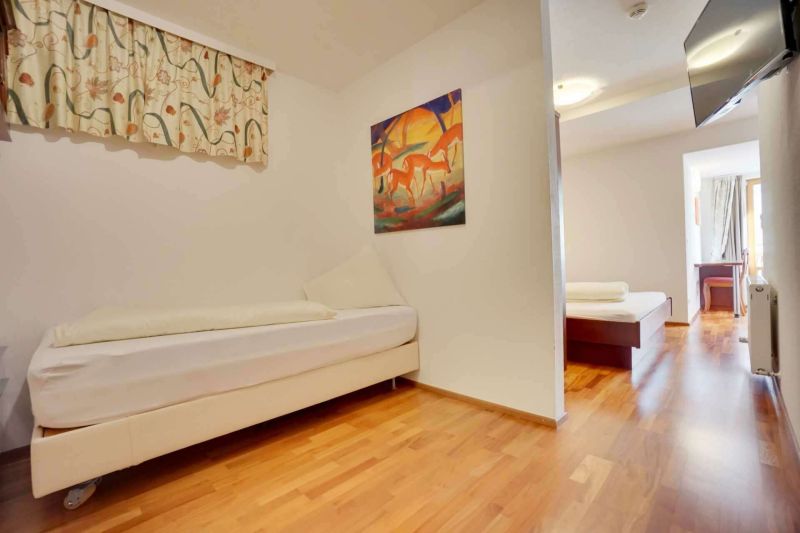 Schlafzimmer mit Doppelbett und Einzelbett Apartment Typ M