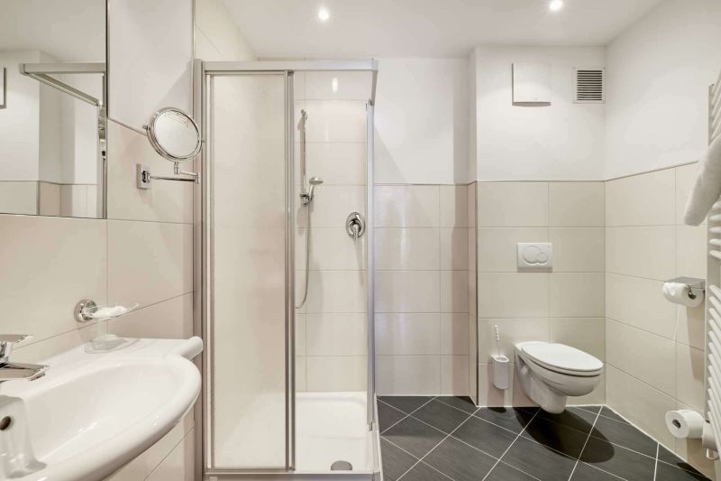 Badezimmer mit Dusche und WC Apartment Typ G2