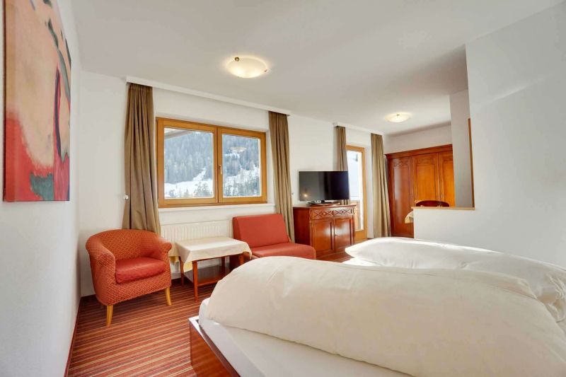 Schlafzimmer mit Doppelbett und Wohnbereich Apartment Typ M