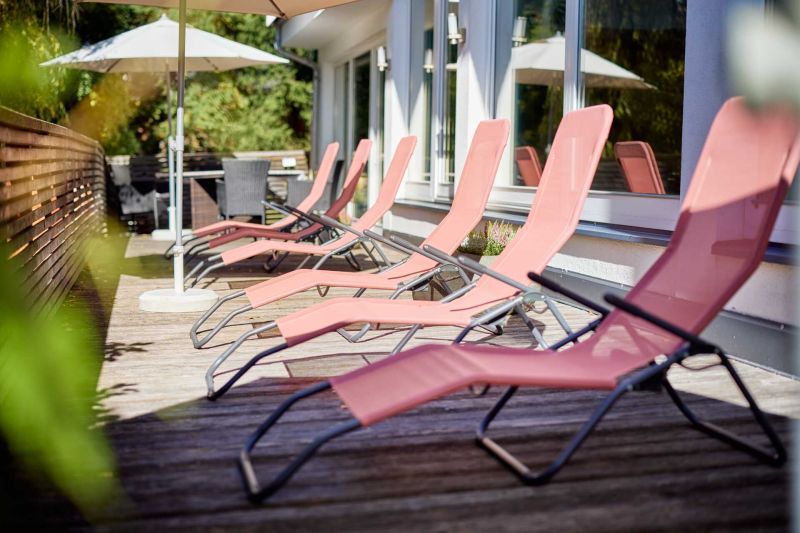 Sonnenterrasse des Hallenbads im Hotel Philipp in Tirol