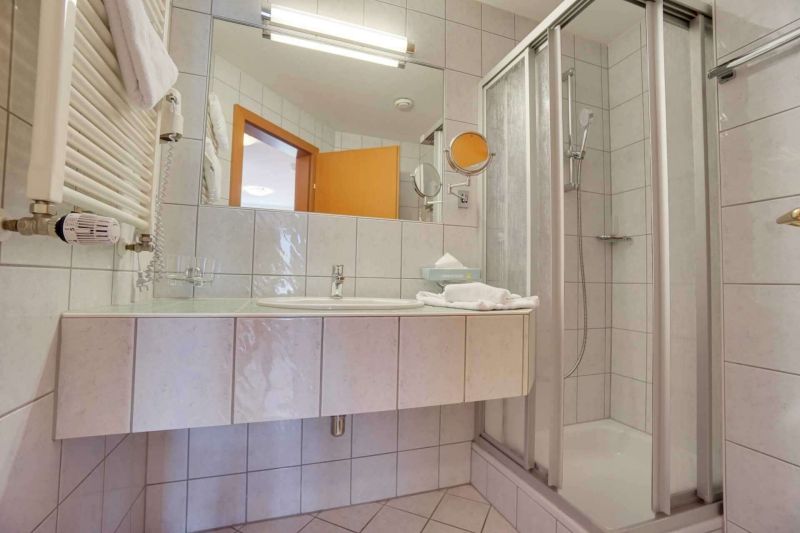 Badezimmer mit Dusche Studio B1