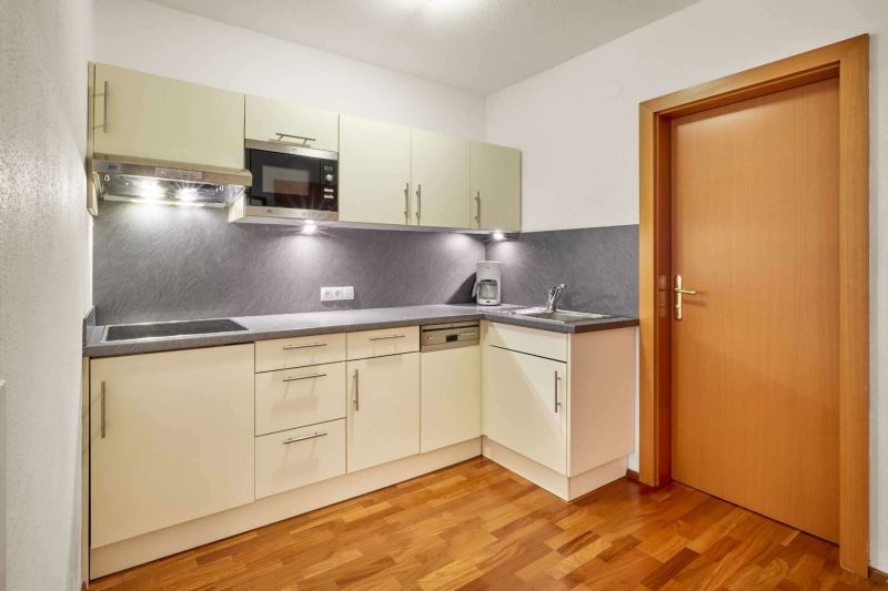 Küche mit Balkon im Appartement Typ F