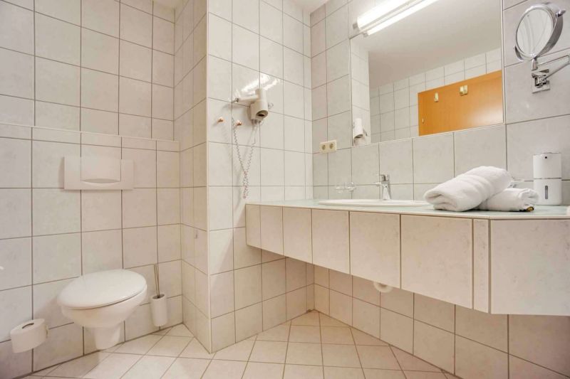 Badezimmer mit Dusche und WC im Apartment Typ M