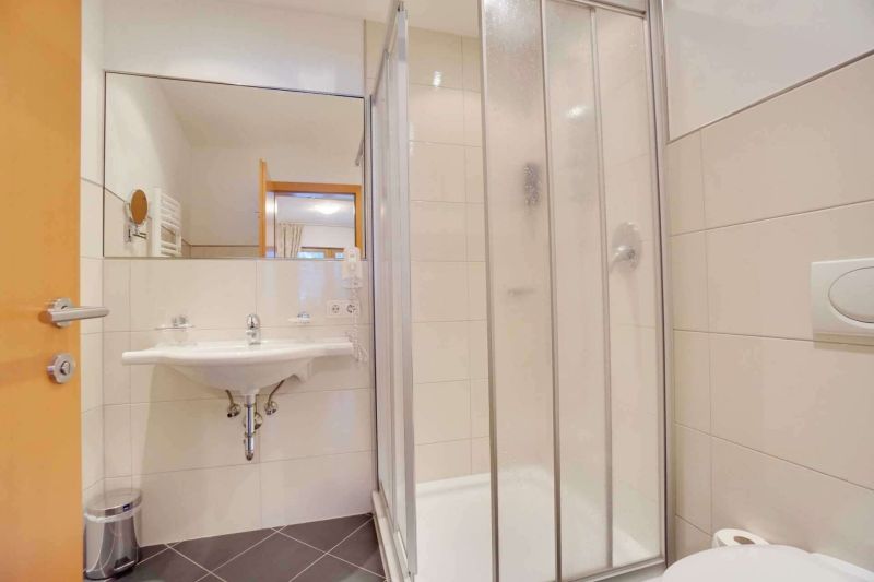 Badezimmer mit Dusche Studio B2