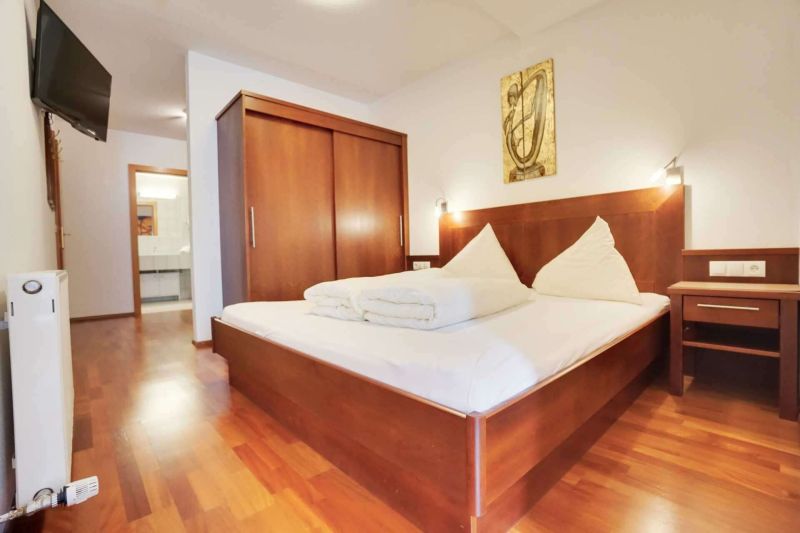 Schlafzimmer mit Doppelbett und Einzelbett Apartment Typ M