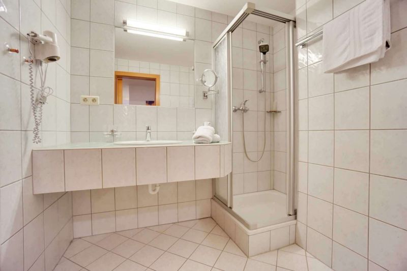 Badezimmer mit Dusche und WC im Apartment Typ M