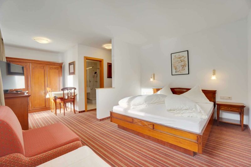 Schlafzimmer mit Doppelbett und Wohnbereich Apartment Typ M