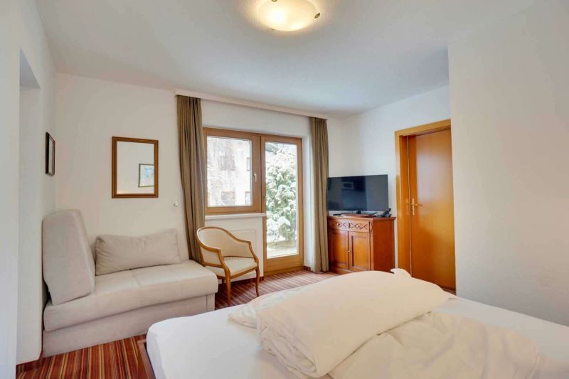 Schlafzimmer mit Doppelbett im Apartment Typ L