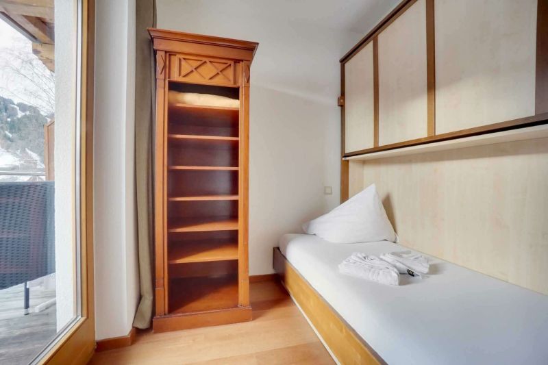 Bedroom with two single beds in Apartment C