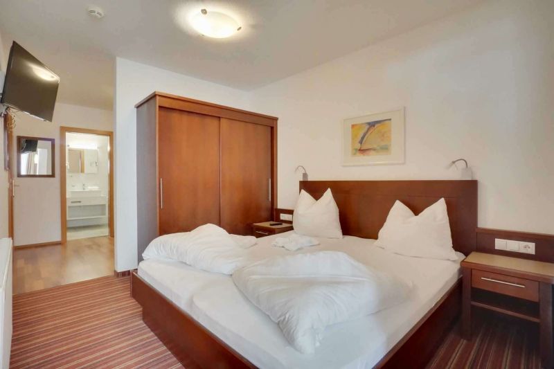 Bedroom with double bed in apartment type H