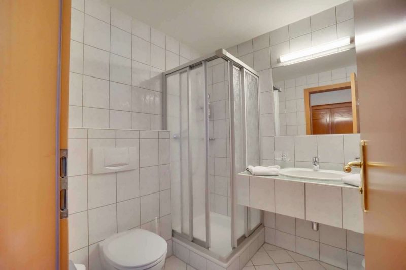 Badezimmer mit Dusche im Familienzimmer Typ E