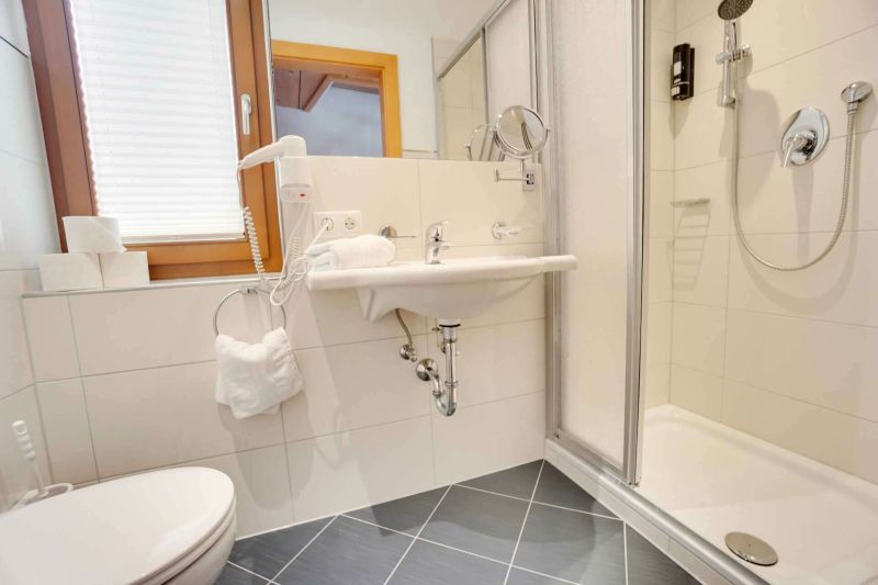 Badezimmer mit Dusche und WC im Apartment Typ M