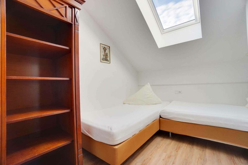 Schlafzimmer mit zwei Einzelbetten für Kinder im Apartment C