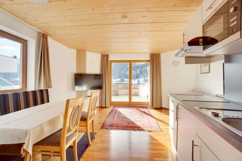 Wohnzimmer mit Küche Apartment M