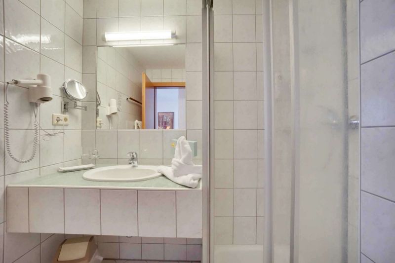 Badezimmer mit Dusche und WC im Apartment Typ H