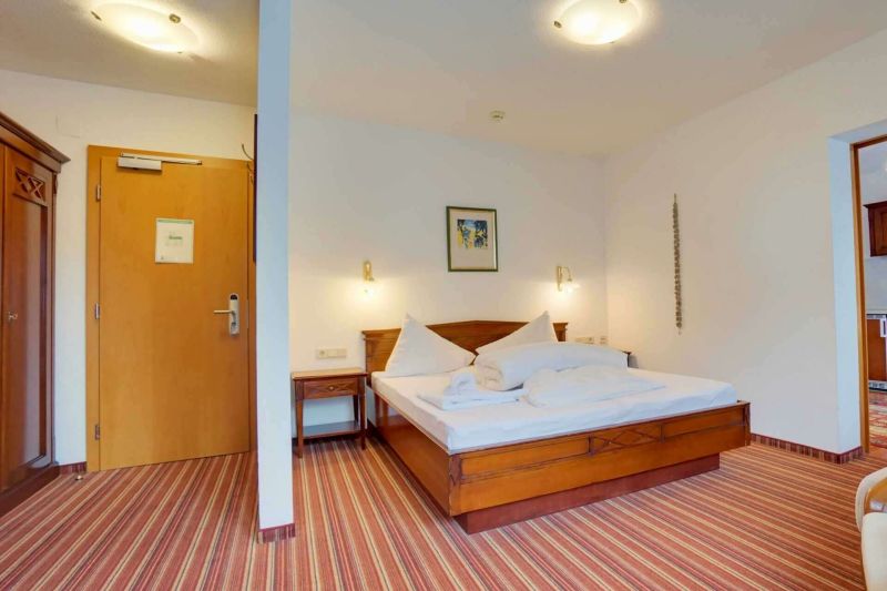 Schlafzimmer mit Doppelbett im Apartment Typ A