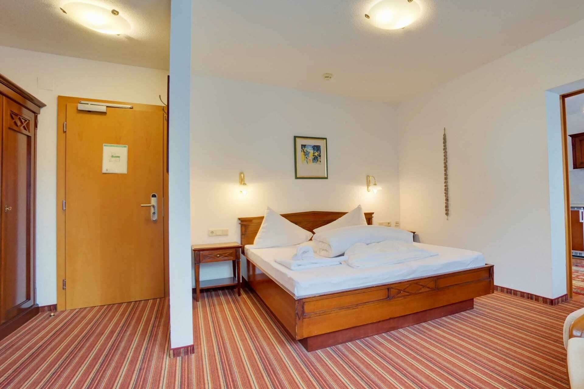 Küche mit Essecke und Balkon im Appartement Typ L