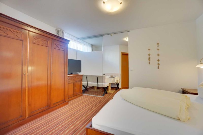 Schlafzimmer mit Doppelbett im Apartment Typ K