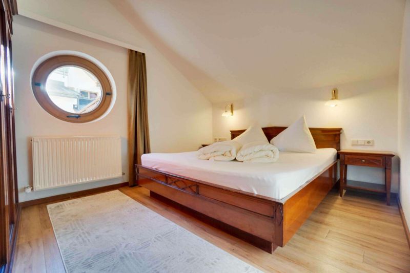 Schlafzimmer mit Doppelbett im Apartment Typ C