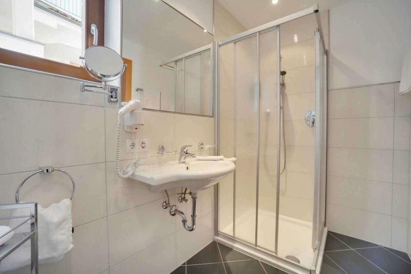 Badezimmer mit Dusche und WC im Apartment Typ H