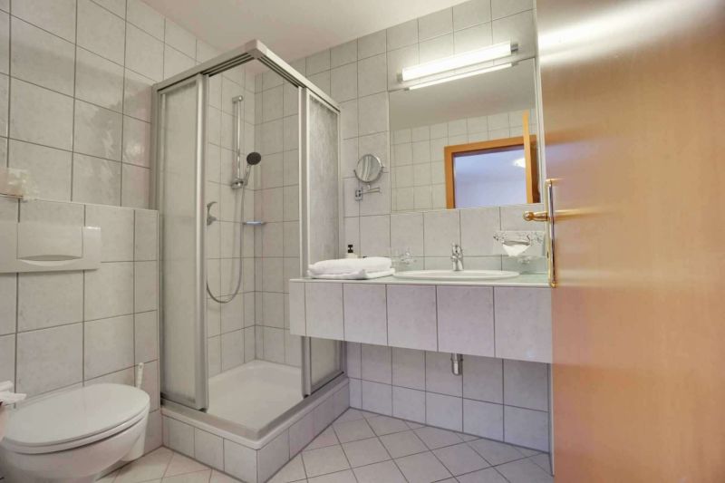 Badezimmer mit Dusche und WC im Apartment Typ A
