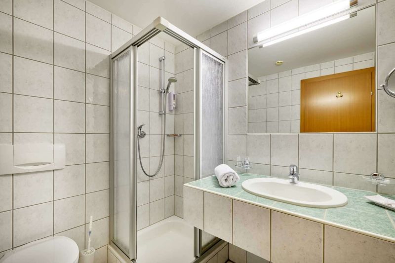 Badezimmer mit Dusche und WC Apartment Typ K