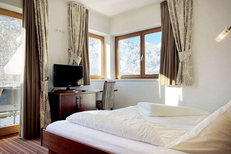 Double room with TV in Apartment Type I