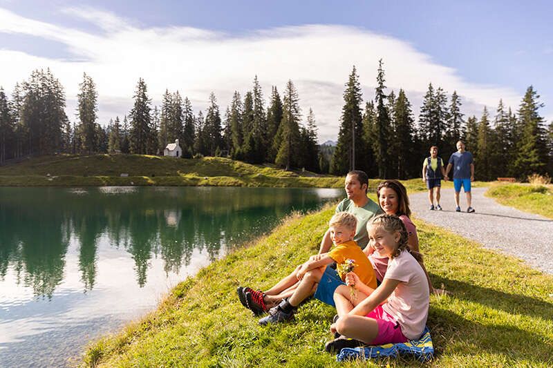 Familie an einem See in Serfaus