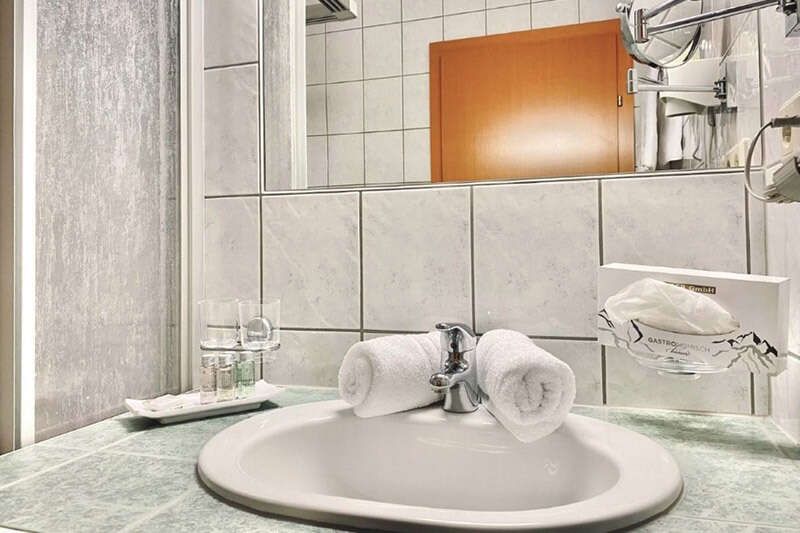 Bad mit Dusche und Waschbecken im Appartement Typ BK