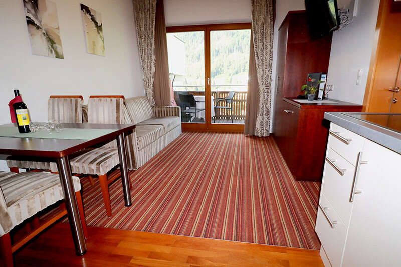 Wohnküche mit Fernseher im Appartement Typ I