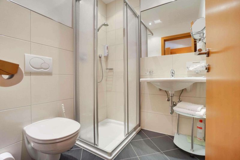 Badezimmer mit Dusche und WC Apartment Typ G1