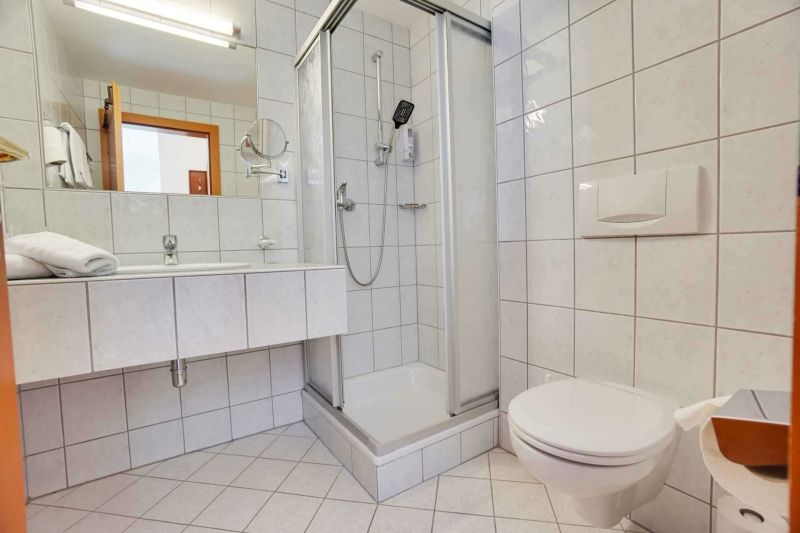 Badezimmer mit Dusche und WC im Apartment Typ M