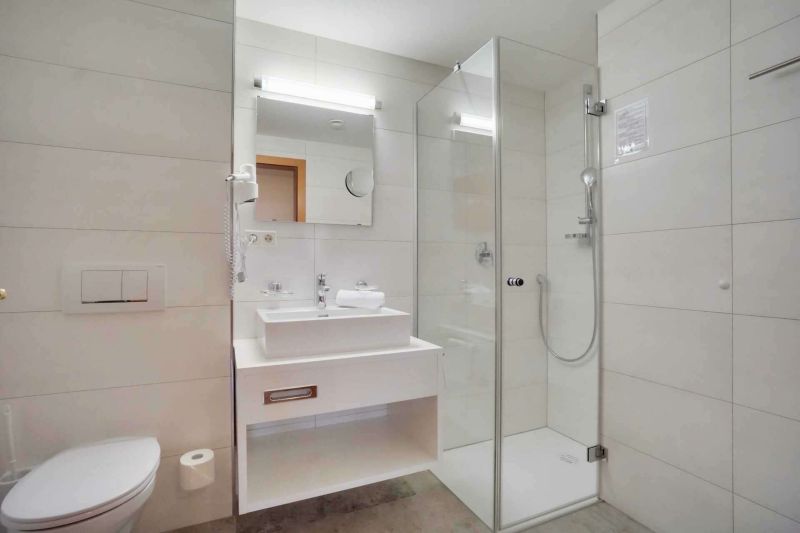 Bathroom with shower and toilet in apartment type H