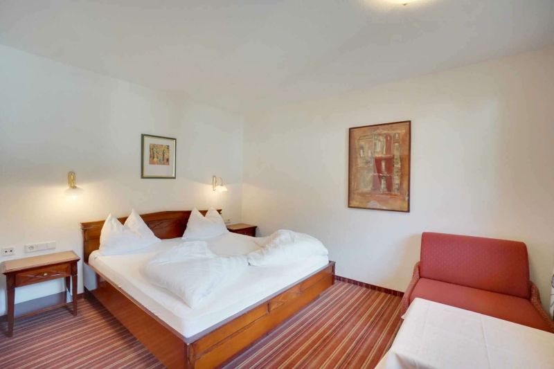 Bedroom with double bed in apartment type H