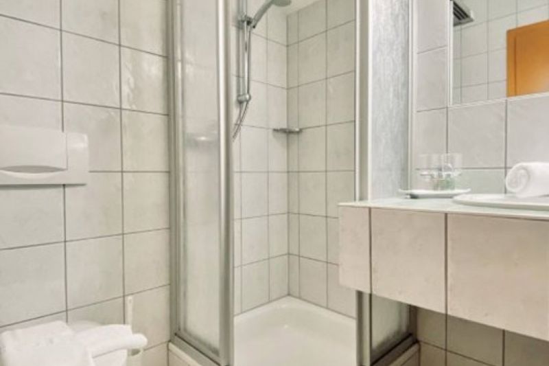 Badezimmer mit Dusche und WC im Appartement Typ BK