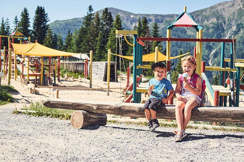 Kinder essen Eis in der Erlebniswelt Murmliwasser