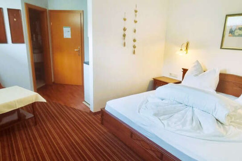Zimmer mit Doppelbett und Sitzgelegenheit im Appartement Typ BK