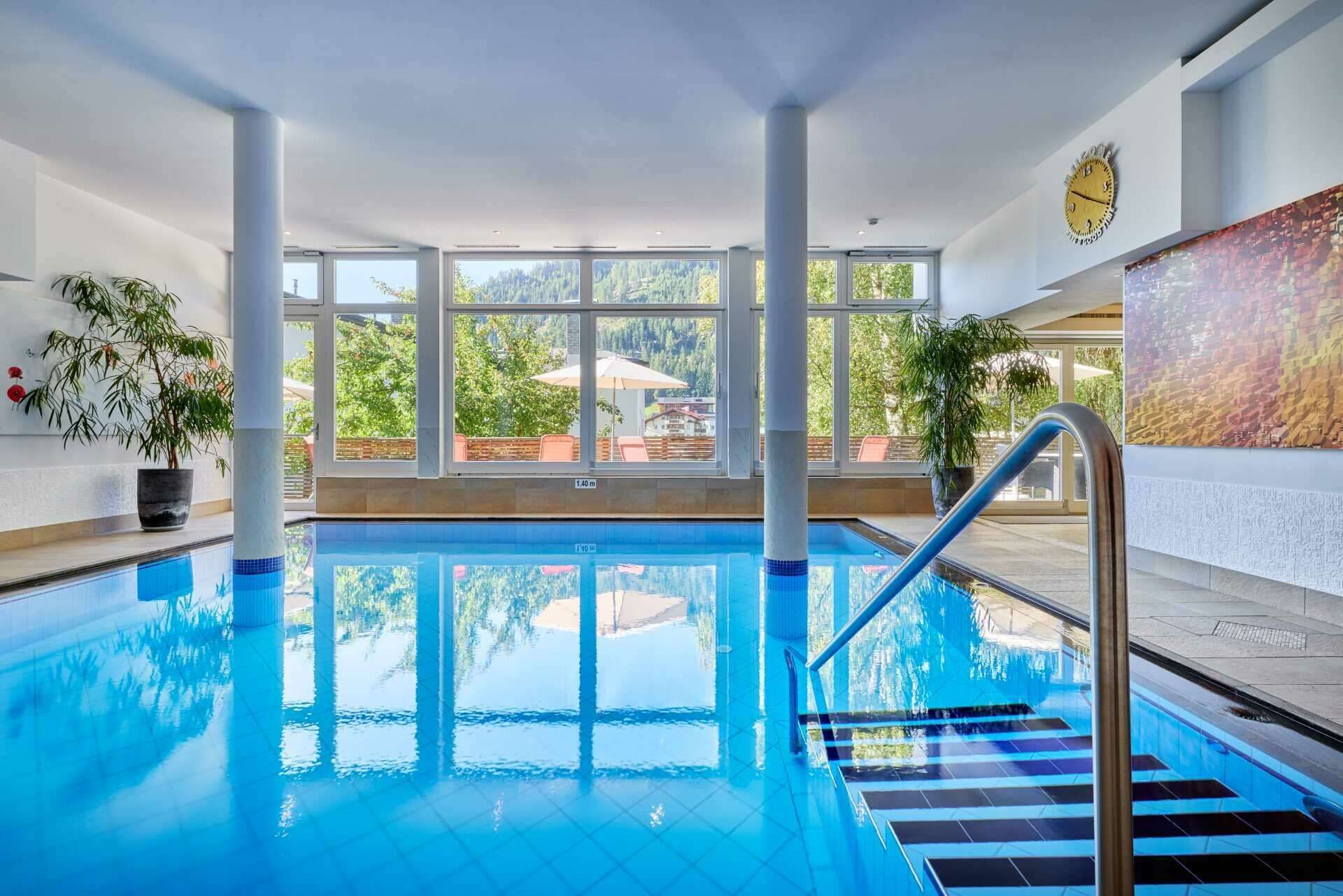 Hallenbad im Wellnessbereich