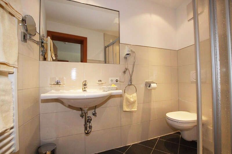 Bad mit Dusche und Waschbecken im Appartement Typ D