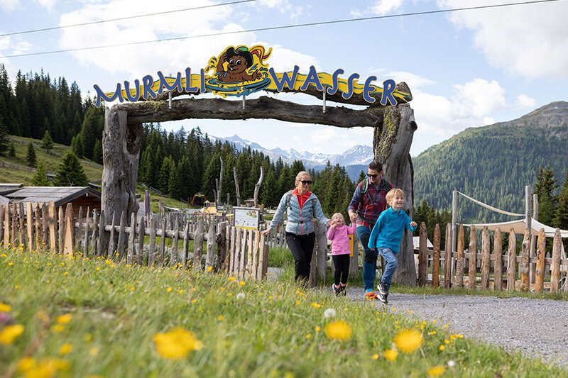 Familie besucht die Murmliwasser Erlebniswelt