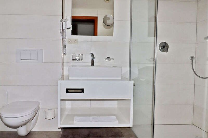 Bathroom with shower and toilet in apartment type H