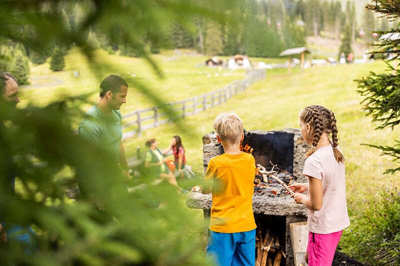 Familie beim Grillen